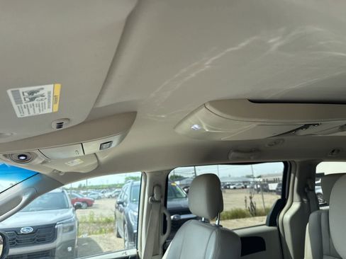 Used 2012 Chrysler Town & Country Touring w/ Entertainment Group #1 FWD image 17