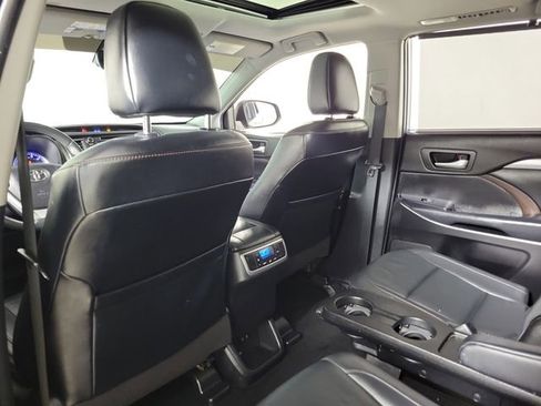 Used 2019 Toyota Highlander XLE FWD image 11