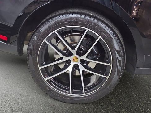 Used 2025 Porsche Macan AWD/4WD image 36