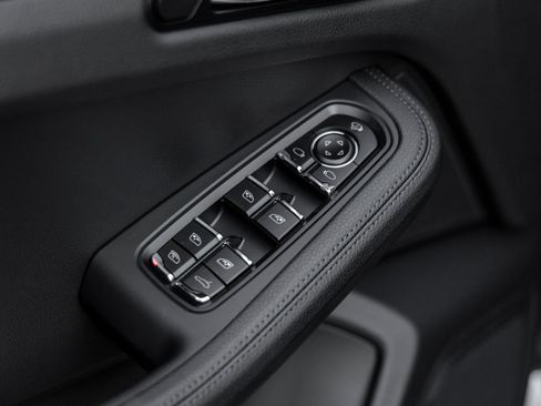 Certified 2026 Porsche Macan AWD/4WD image 21