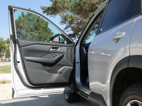 Used 2024 Nissan Rogue SV image 25