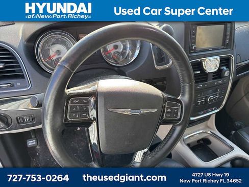 Used 2014 Chrysler Town & Country Touring-L image 12