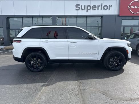 Used 2022 Jeep Grand Cherokee Altitude image 2