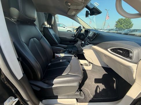 Used 2023 Chrysler Pacifica Touring-L FWD image 43