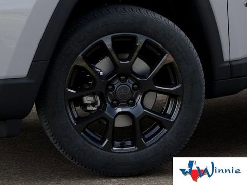 New 2026 Jeep Compass Latitude image 9