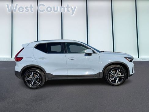 Certified 2025 Volvo XC40 B5 Core image 2