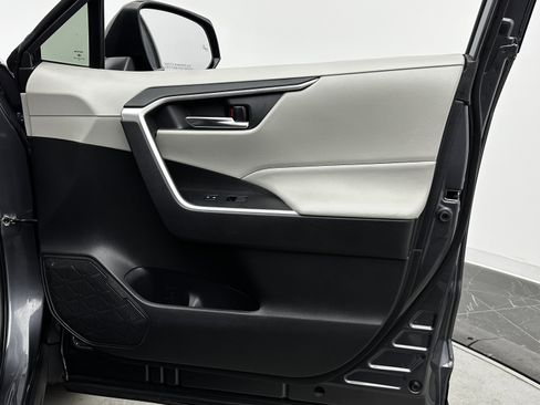 Used 2020 Toyota RAV4 XLE w/ Convenience Package image 32