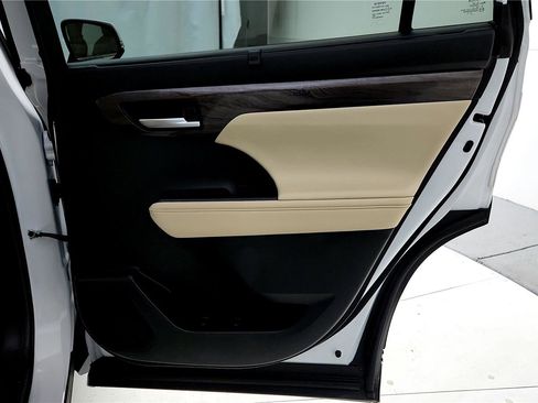 Used 2024 Toyota Highlander Limited image 19