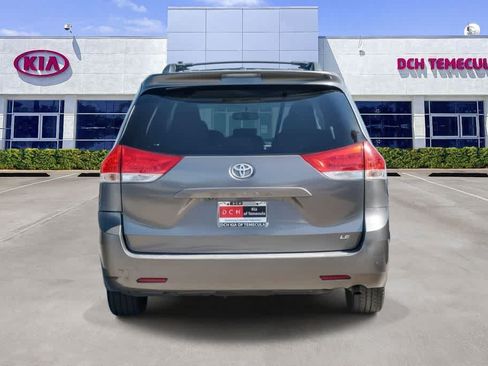 Used 2012 Toyota Sienna LE w/ Towing Pkg FWD image 5
