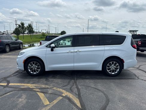 Used 2023 Chrysler Pacifica Touring-L AWD/4WD image 8