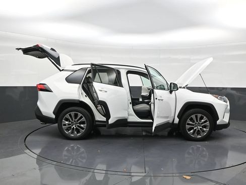 Used 2019 Toyota RAV4 XLE Premium FWD image 29