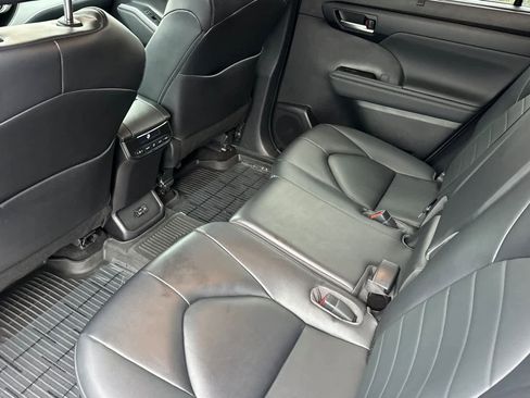 Used 2023 Toyota Highlander XLE image 4