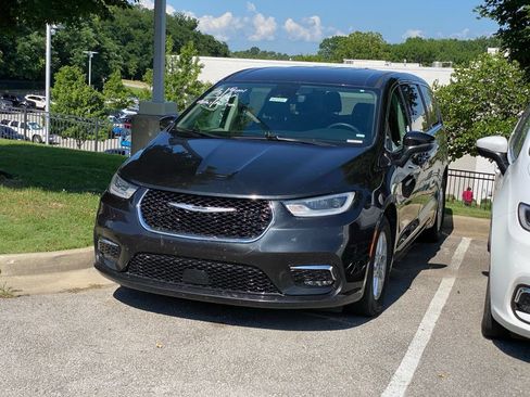 Used 2023 Chrysler Pacifica Touring-L FWD image 3