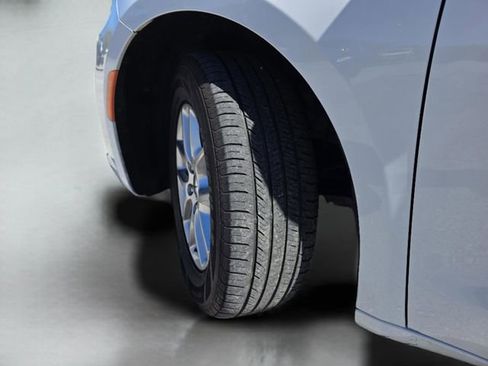 Used 2024 Chrysler Pacifica Touring-L image 40