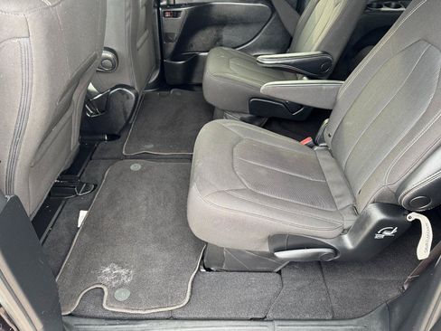 Used 2023 Chrysler Pacifica Touring FWD image 14