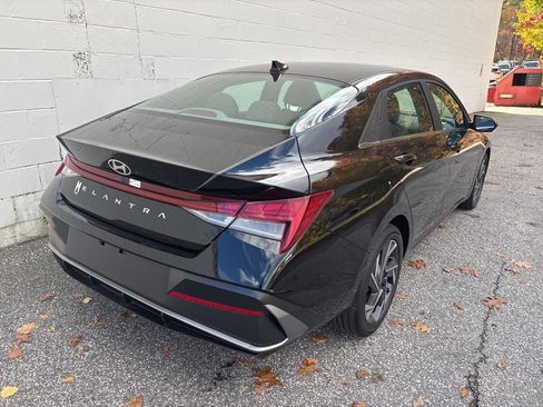 Used 2025 Hyundai Elantra SEL image 3