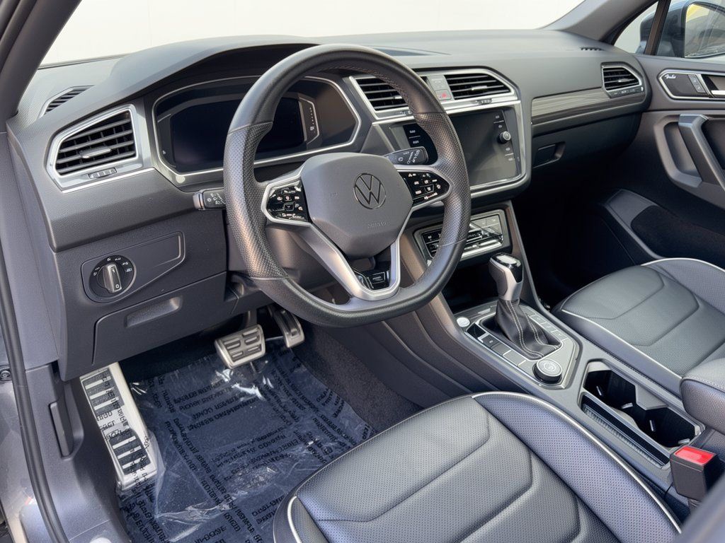 Used 2024 Volkswagen Tiguan SEL R-Line w/ MDO Package, Two-Row AWD/4WD image 4