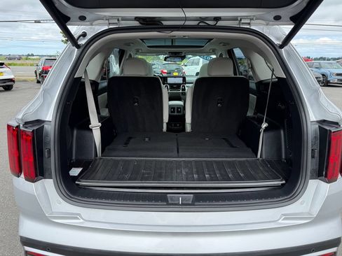 Certified 2022 Kia Sorento SX Prestige w/ Panoramic Sunroof Package AWD/4WD image 12
