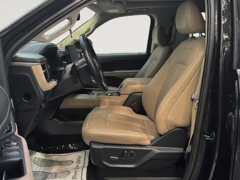 Used 2024 Ford Expedition Limited image 12