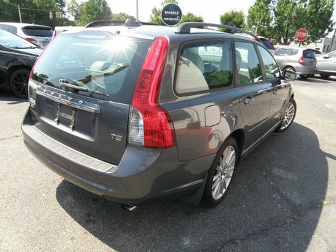 Used 2011 Volvo V50 T5 image 6
