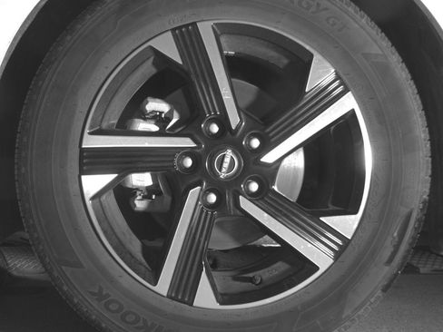 Used 2025 Nissan Sentra SV FWD image 12