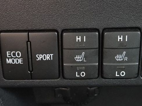 Used 2017 Toyota RAV4 SE image 6