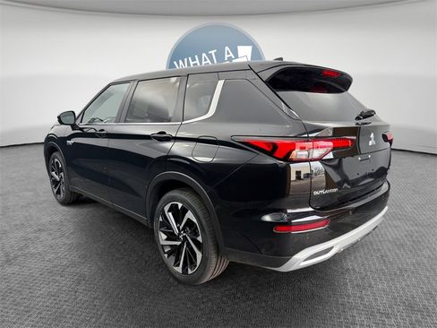 Used 2025 Mitsubishi Outlander SE image 6