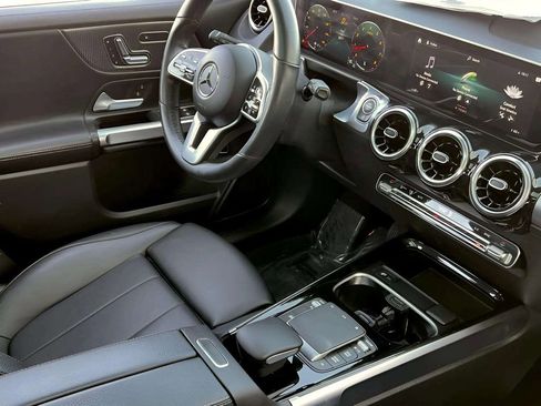 Used 2021 Mercedes-Benz GLB 250 4MATIC w/ Premium Package image 8