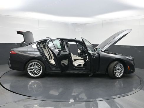 Used 2025 BMW 530i xDrive w/ Premium Package AWD/4WD image 37