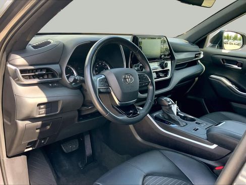 Used 2021 Toyota Highlander XSE FWD image 16
