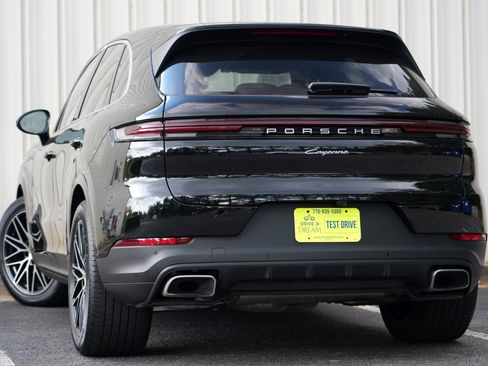 Used 2024 Porsche Cayenne AWD/4WD image 6