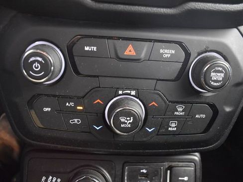 Used 2018 Jeep Renegade Latitude image 23