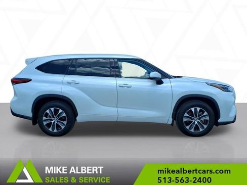 Used 2022 Toyota Highlander XLE AWD/4WD image 8