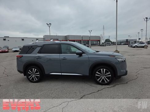 Used 2023 Nissan Pathfinder Platinum AWD/4WD image 2