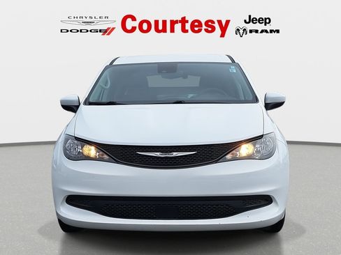 Used 2023 Chrysler Voyager LX image 10