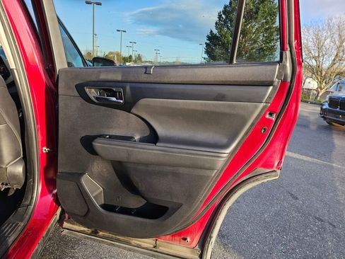Used 2022 Toyota Highlander XLE image 12
