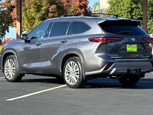 Used 2022 Toyota Highlander Platinum image 3