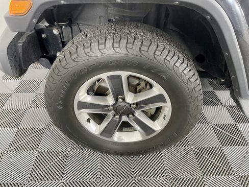 Used 2018 Jeep Wrangler Unlimited Sahara AWD/4WD image 8