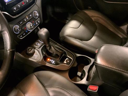 Used 2021 Jeep Cherokee Limited image 16