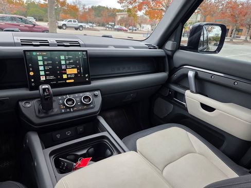 Used 2023 Land Rover Defender 130 X-Dynamic SE image 29