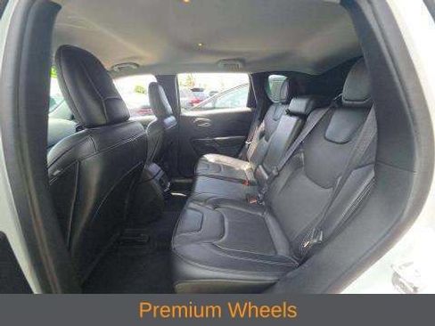 Used 2023 Jeep Cherokee Altitude Lux AWD/4WD image 4