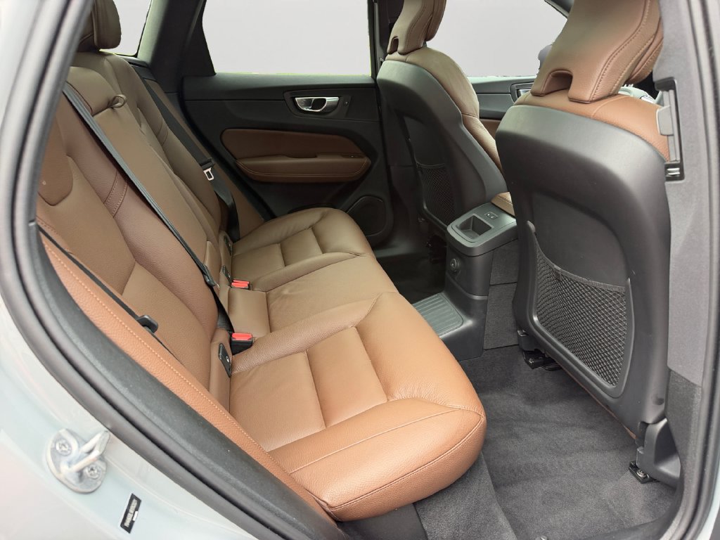 Certified 2024 Volvo XC60 T8 Plus w/ Climate Package AWD/4WD image 9