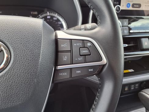 Used 2023 Toyota Highlander XLE FWD image 23