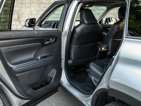 Certified 2025 Toyota Highlander XLE image 21