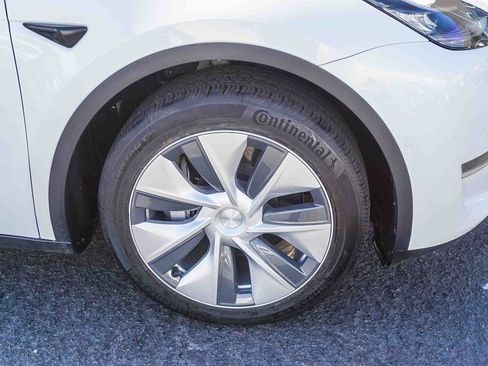 Used 2022 Tesla Model Y Long Range image 9