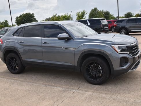 Used 2024 Volkswagen Atlas Cross Sport SE w/ Panoramic Sunroof Package FWD image 5
