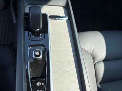 Certified 2025 Volvo XC60 T8 Plus w/ Protection Package Premier AWD/4WD image 22