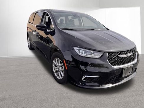 Used 2024 Chrysler Pacifica Touring-L image 8