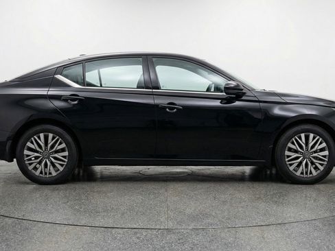 Used 2025 Nissan Altima 2.5 SV FWD image 11