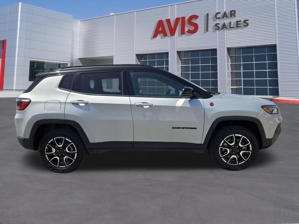 Used 2025 Jeep Compass Trailhawk AWD/4WD image 5